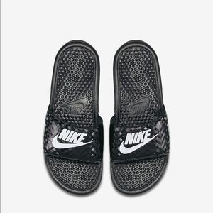 ❤️Sold❤️Woman’s Nike Benassi slides